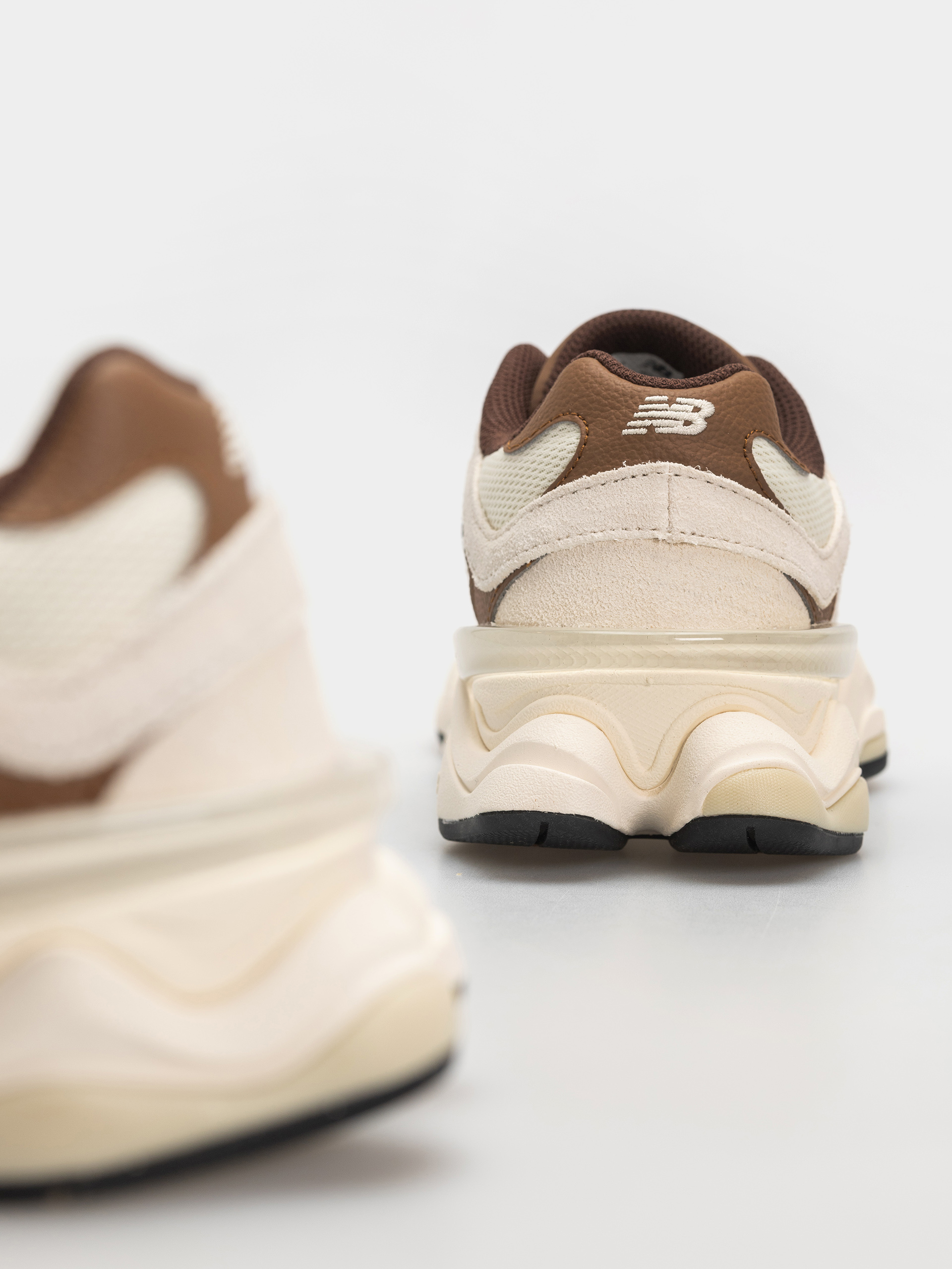 Pantofi New Balance 9060 (breakfast tea/angora)
