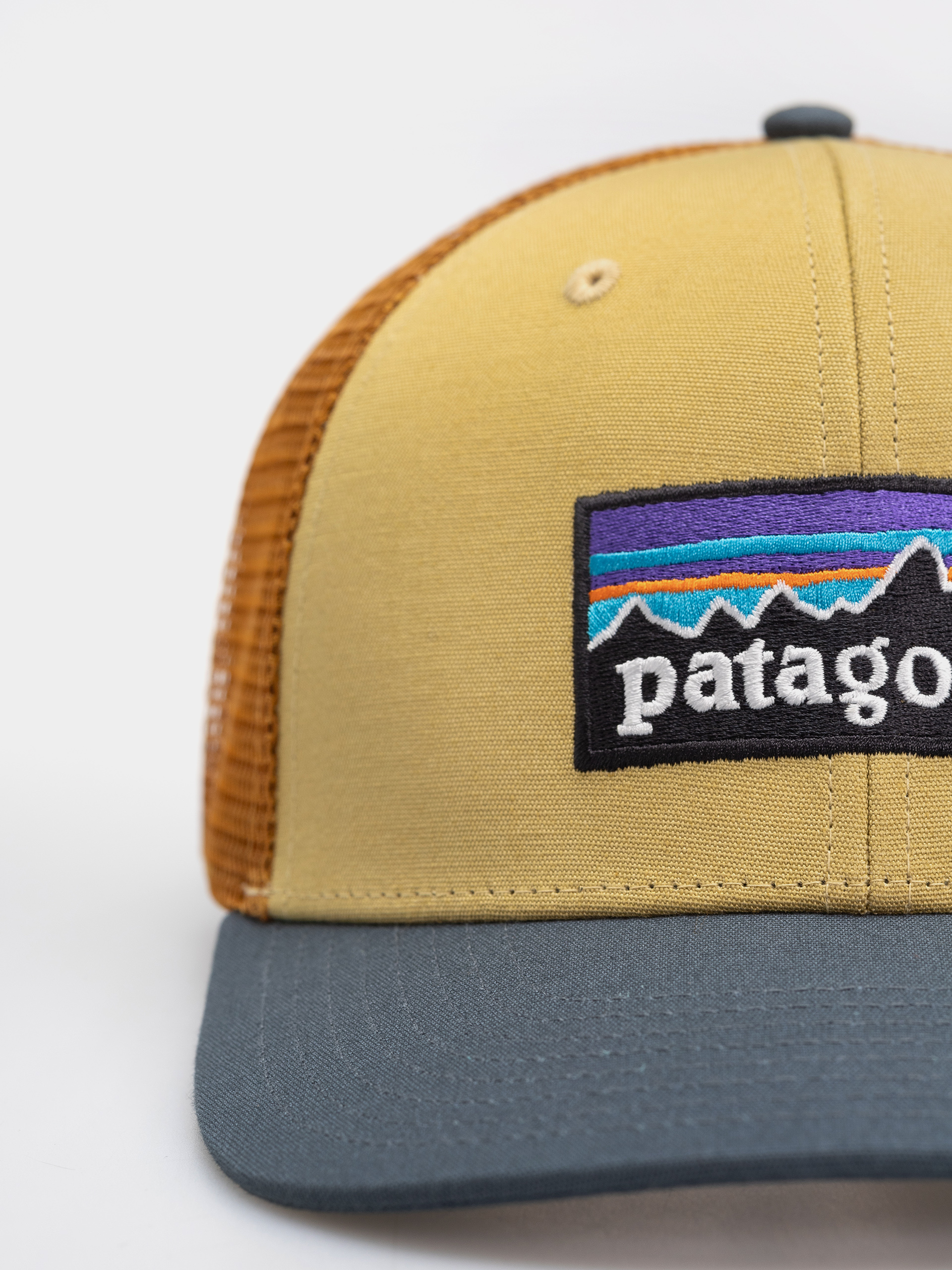 Șapcă Patagonia P 6 Logo Trucker (lynx tan)