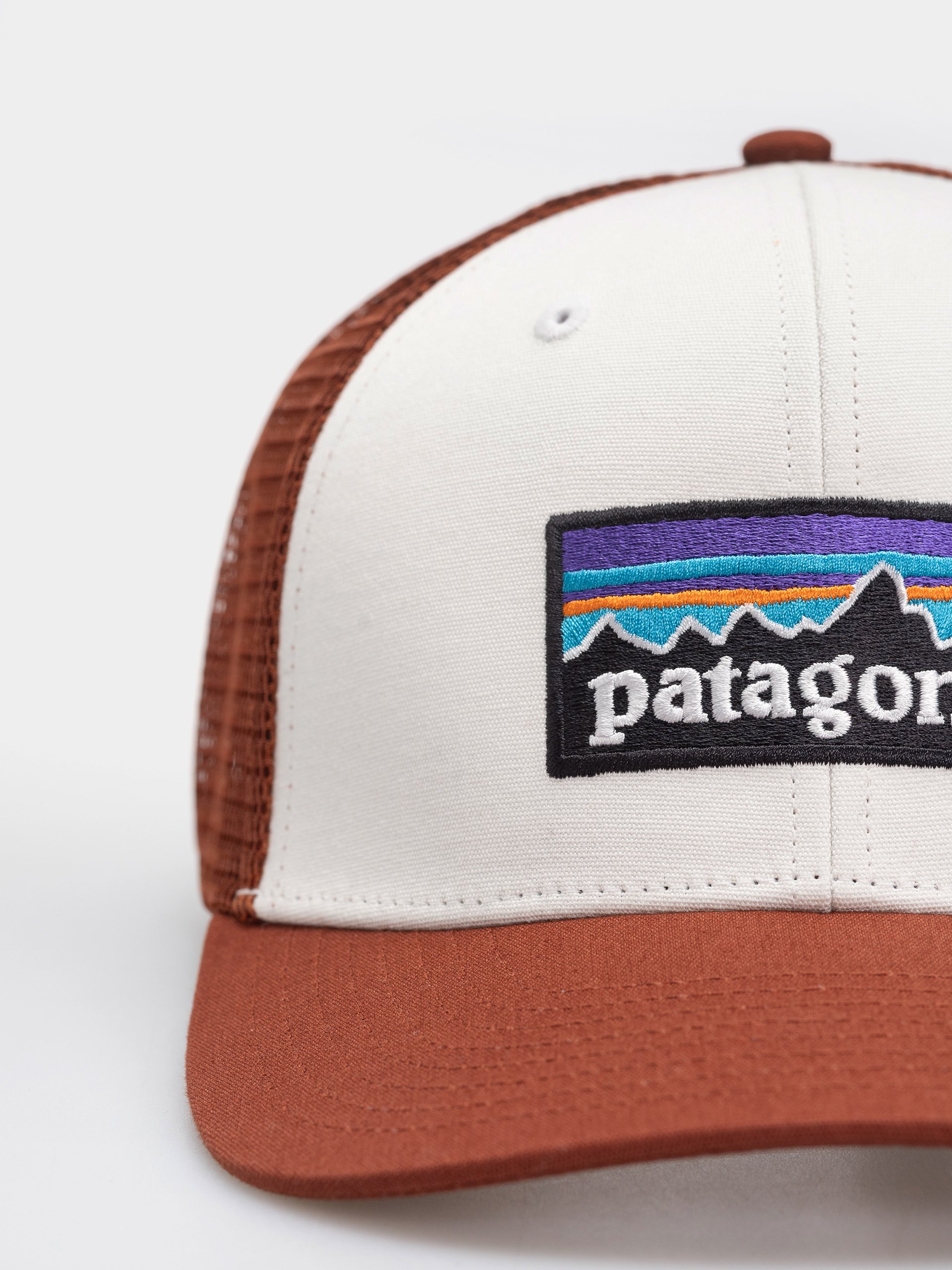 Șapcă Patagonia P 6 Logo Trucker (white w/rusty red)
