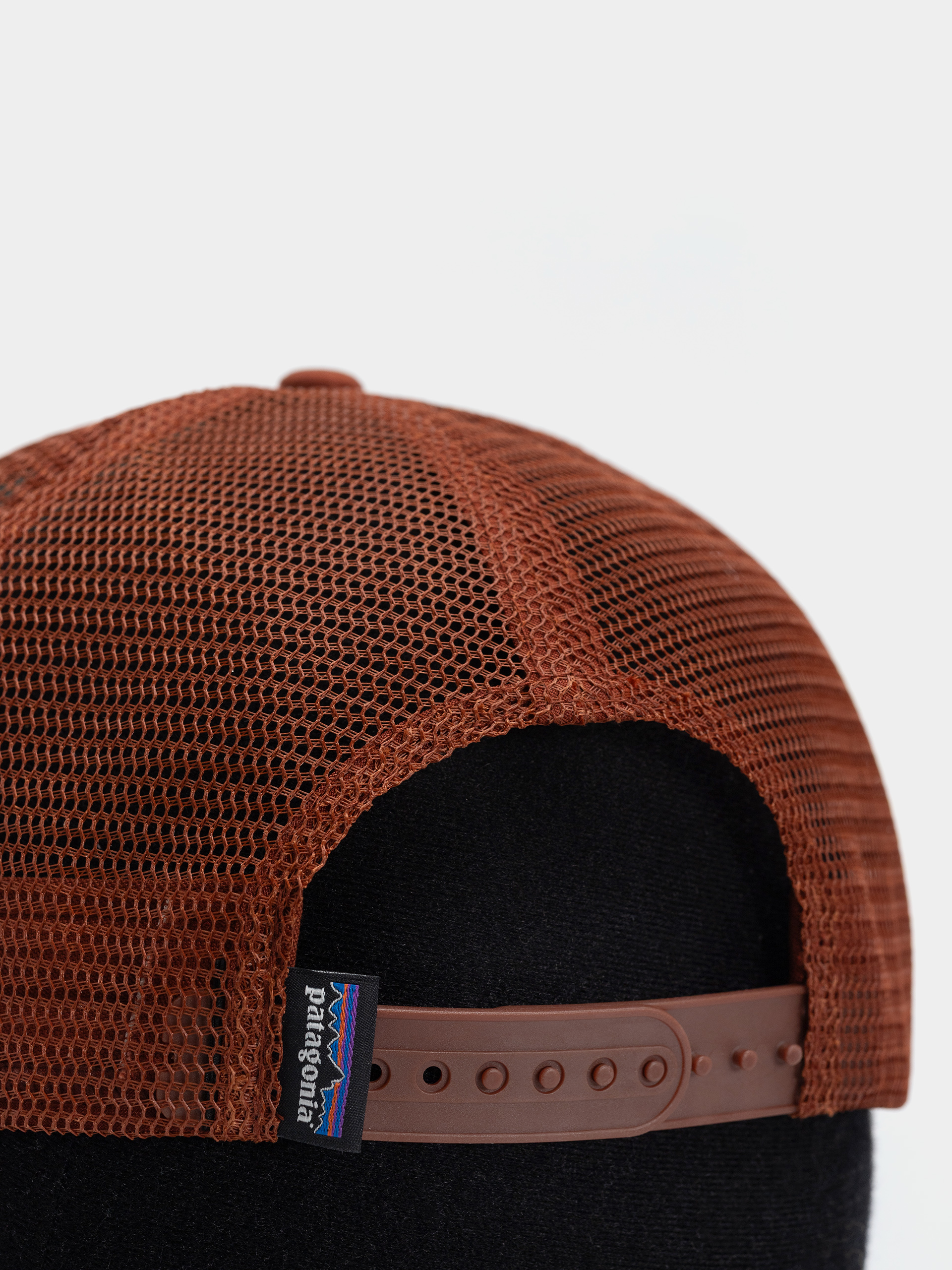 Șapcă Patagonia P 6 Logo Trucker (white w/rusty red)