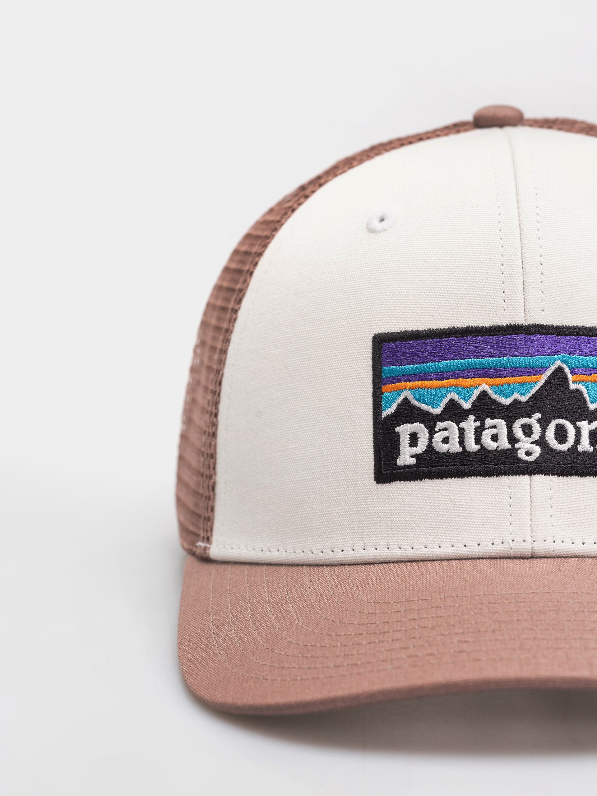 Șapcă Patagonia P 6 Logo Trucker (birch white)