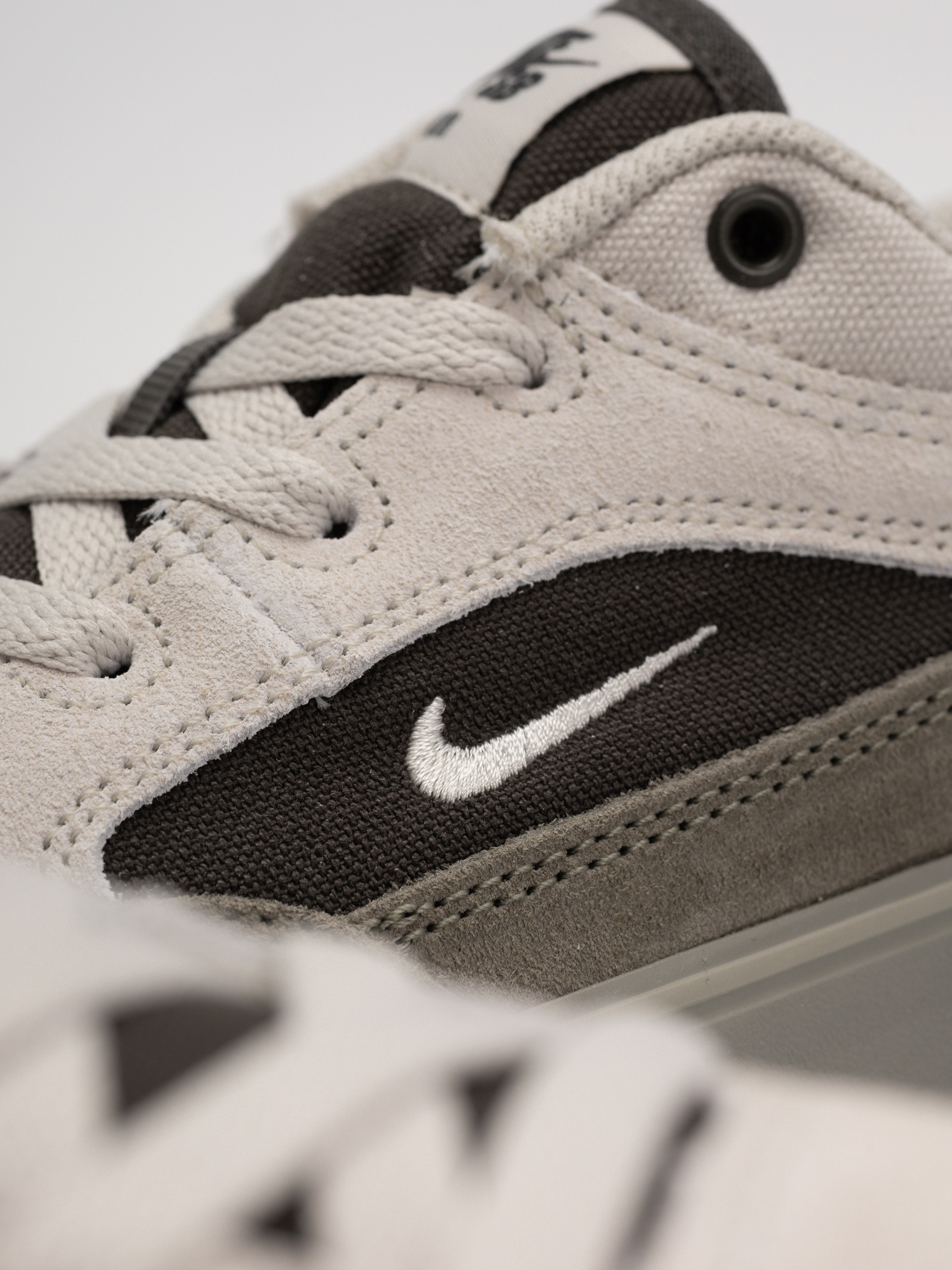 Pantofi Nike SB Malor (light bone/light bone light army)