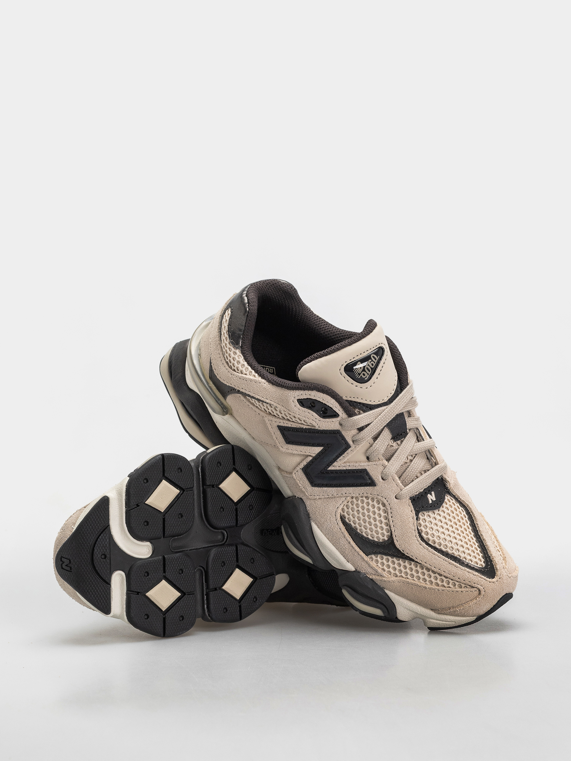 Pantofi New Balance 9060 (timberwolf/black cement)