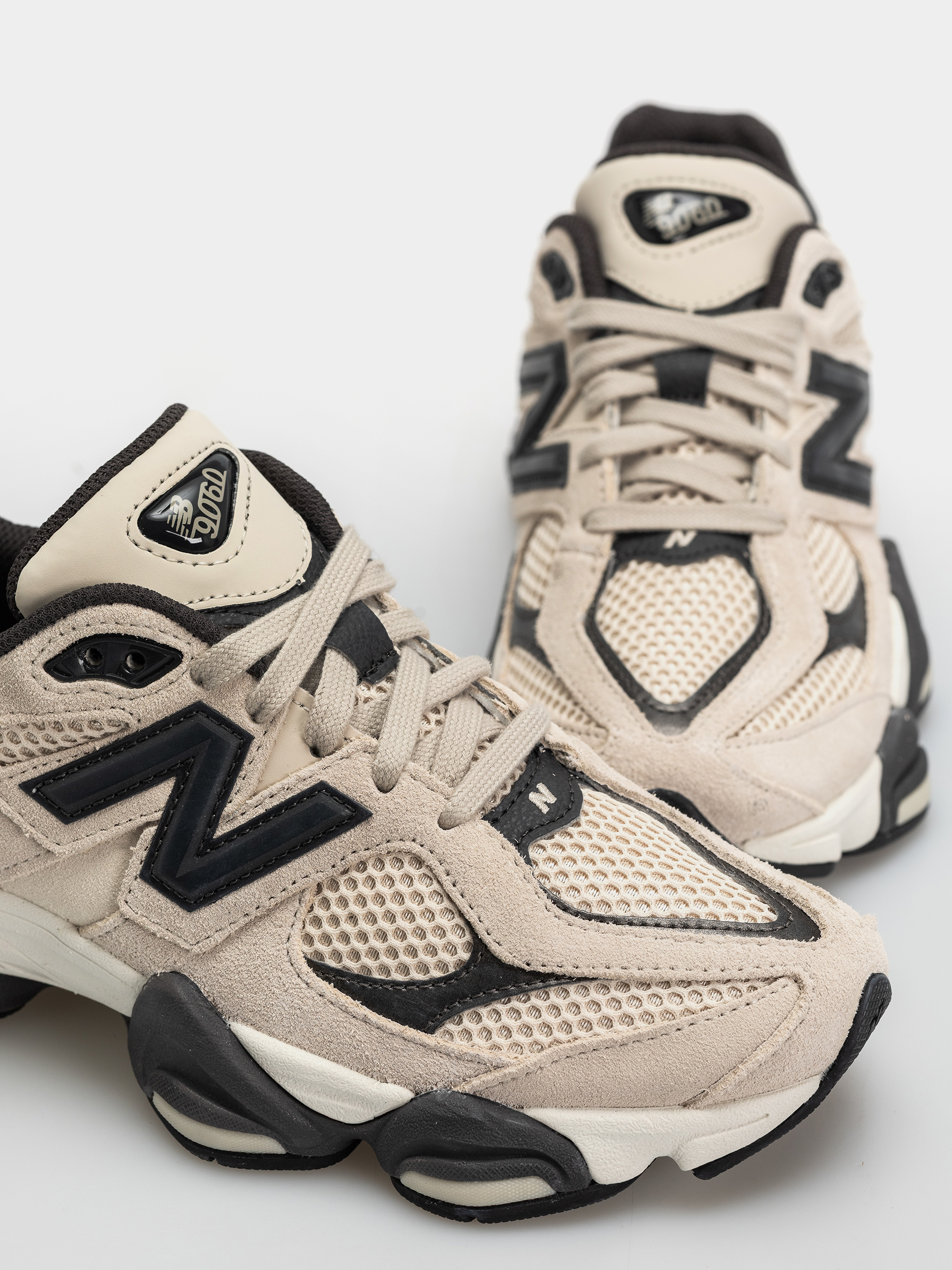 Pantofi New Balance 9060 (timberwolf/black cement)