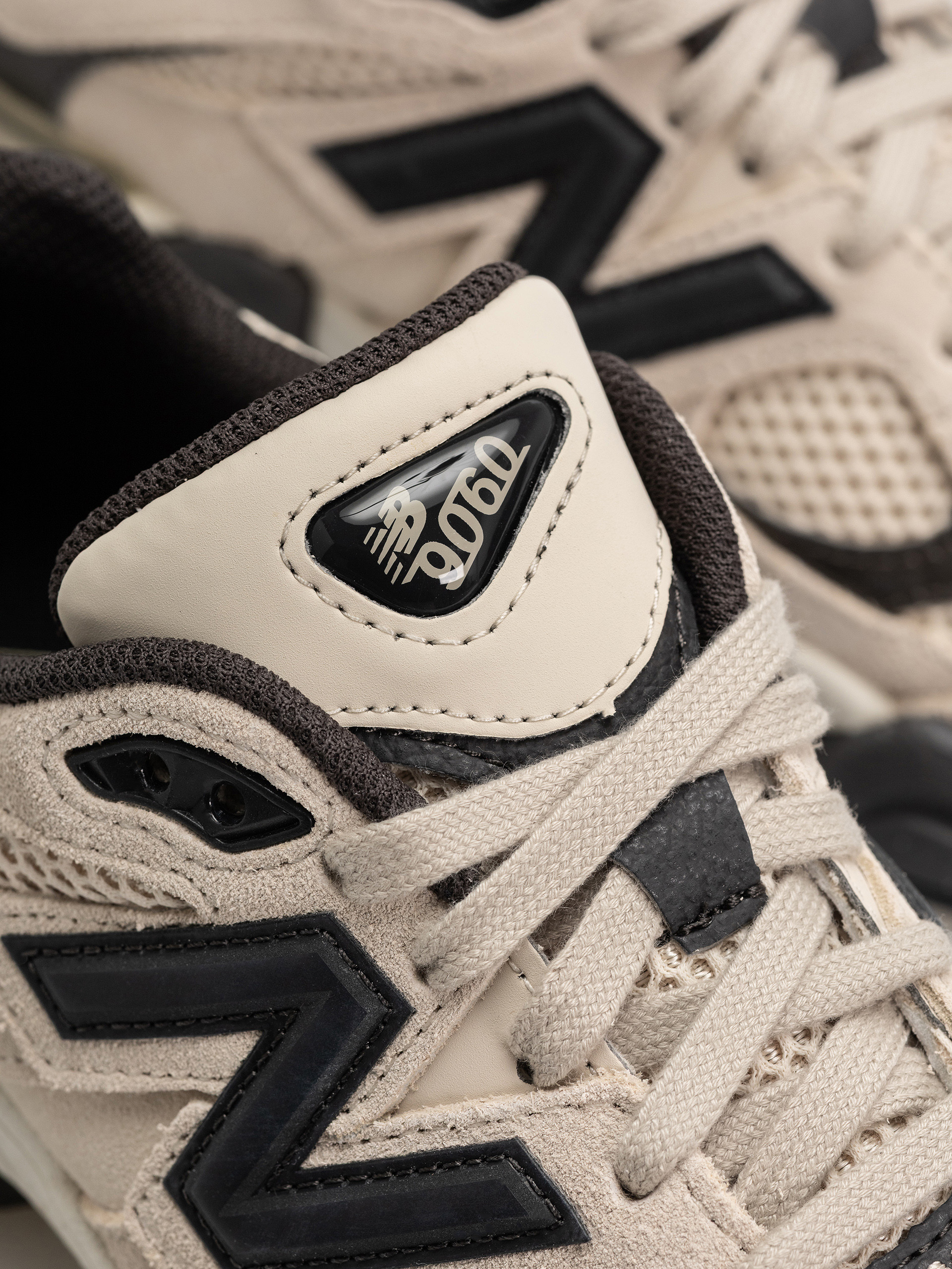 Pantofi New Balance 9060 (timberwolf/black cement)