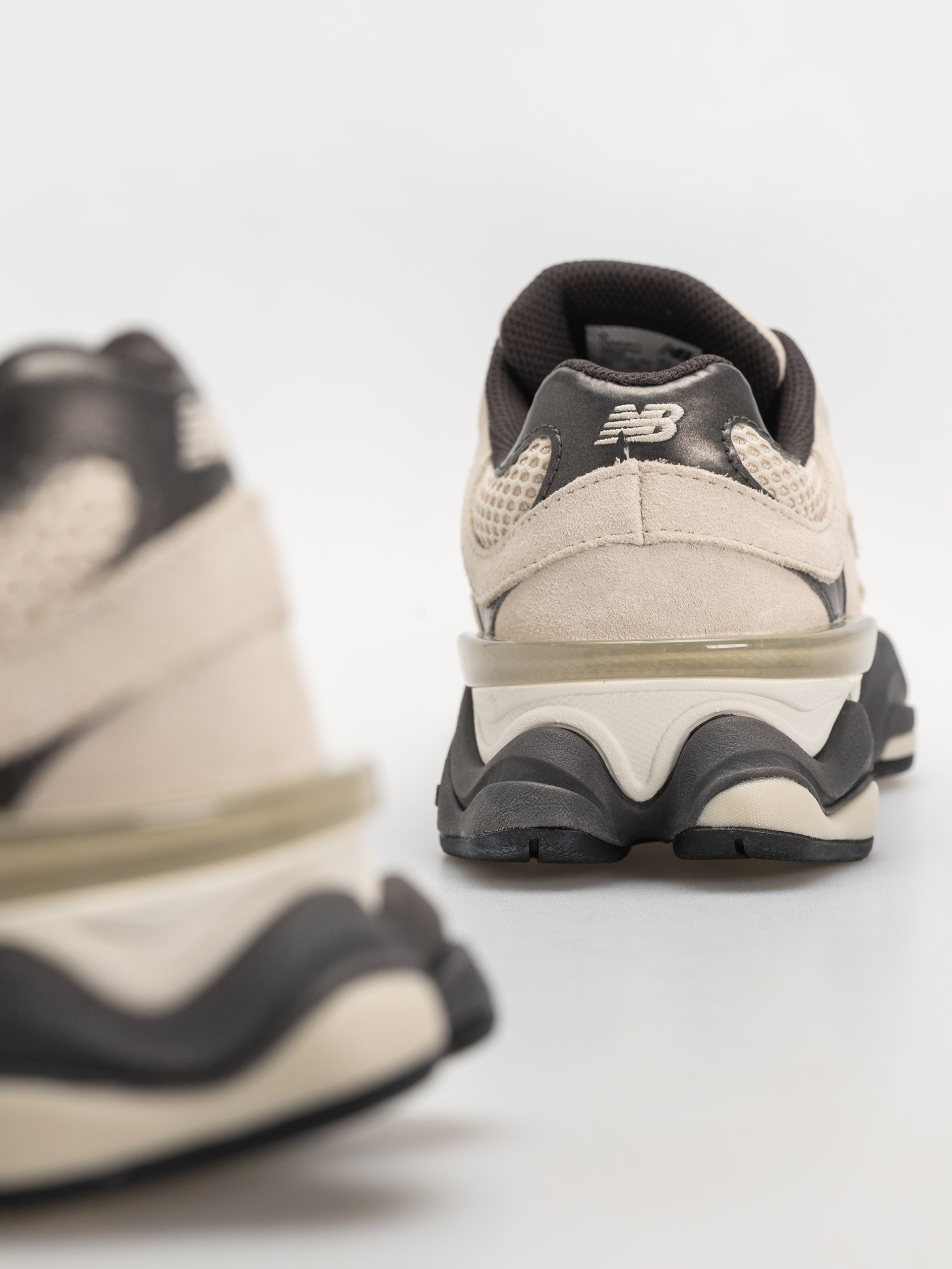 Pantofi New Balance 9060 (timberwolf/black cement)