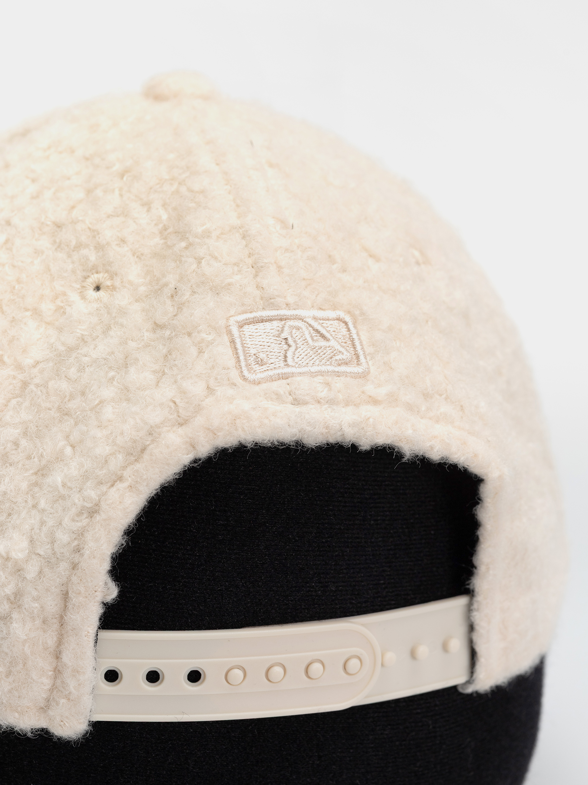 Șapcă New Era Winter Borg 9Forty Mc Los Angeles Dodgers Wmn (light cream)