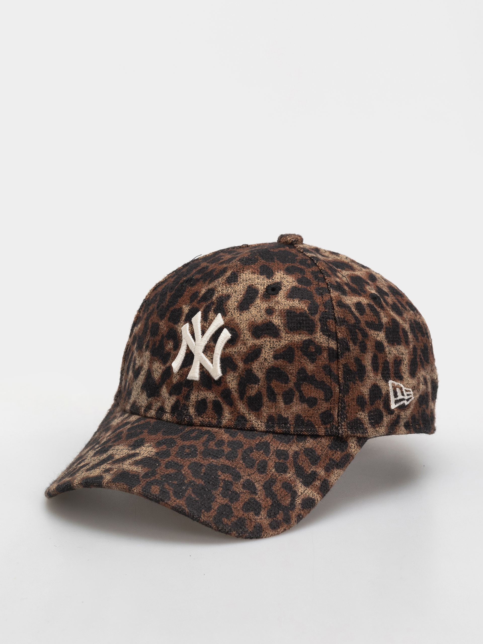 Șapcă New Era Cosy Leopard 9Forty New York Yankees Wmn (dark leo)
