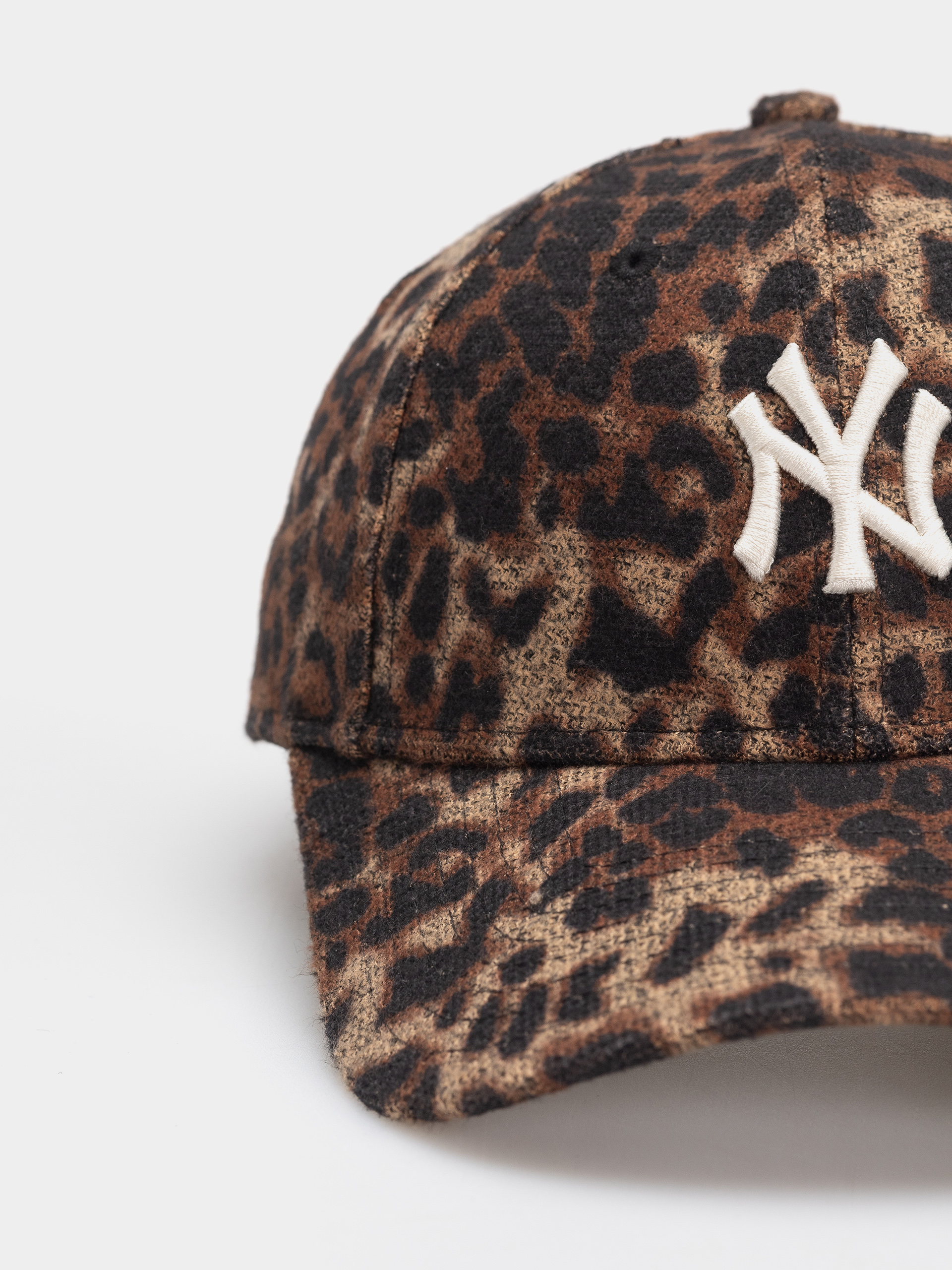 Șapcă New Era Cosy Leopard 9Forty New York Yankees Wmn (dark leo)