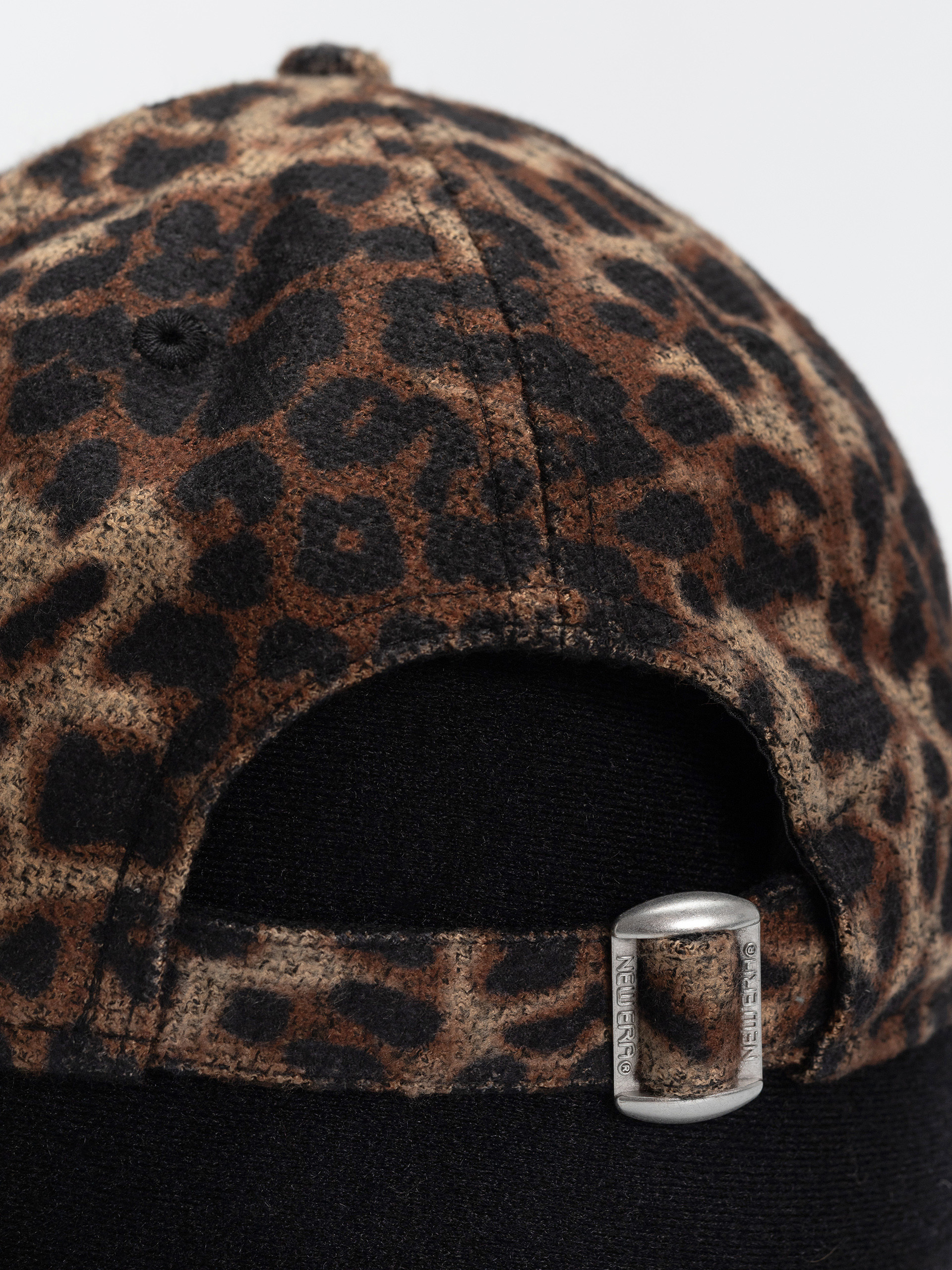 Șapcă New Era Cosy Leopard 9Forty New York Yankees Wmn (dark leo)