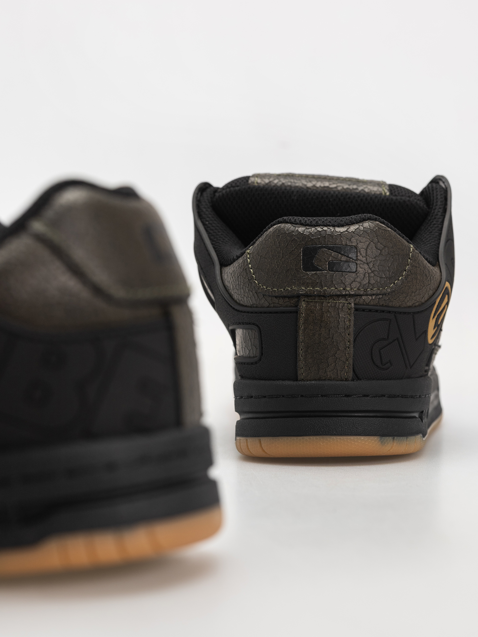 Pantofi Globe Tilt (distressed leather)