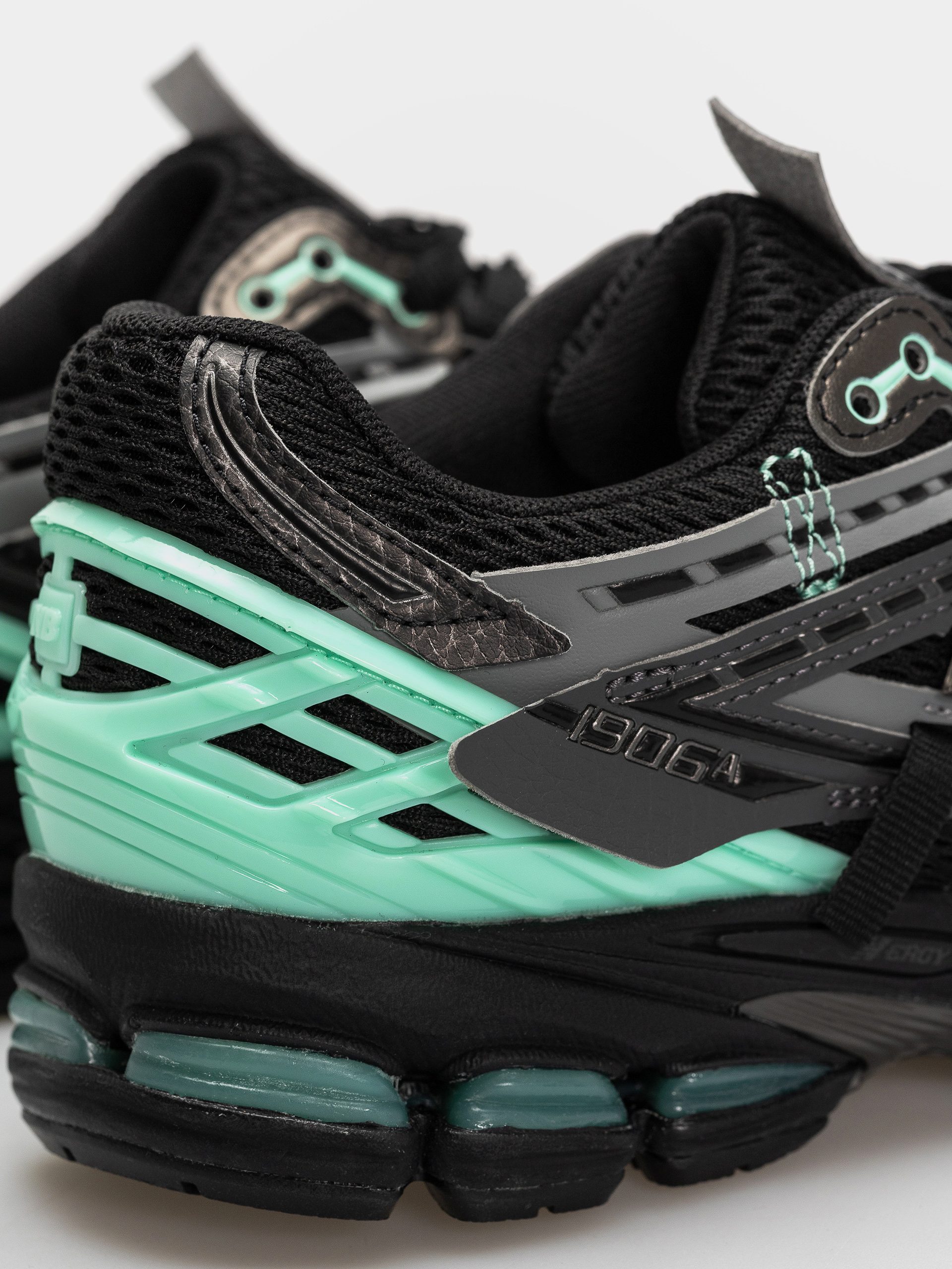 Pantofi New Balance 1906 (black/bright mint)