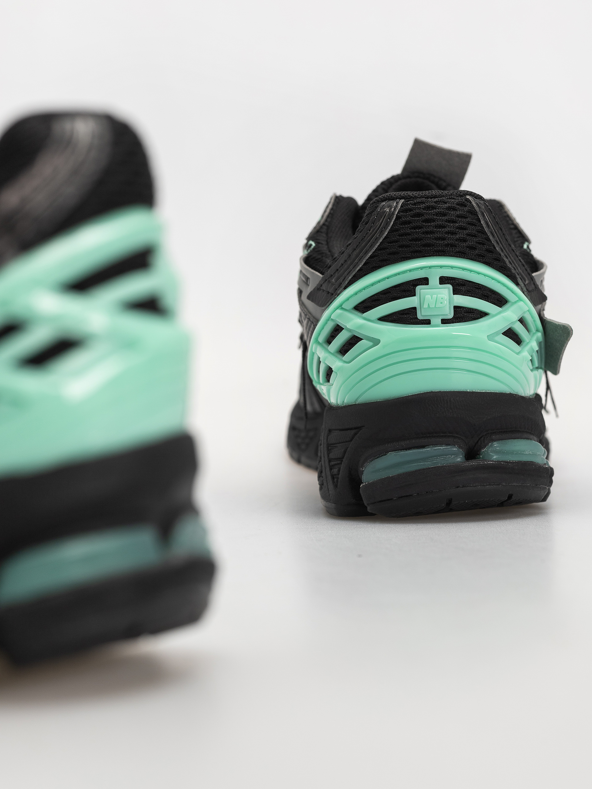 Pantofi New Balance 1906 (black/bright mint)