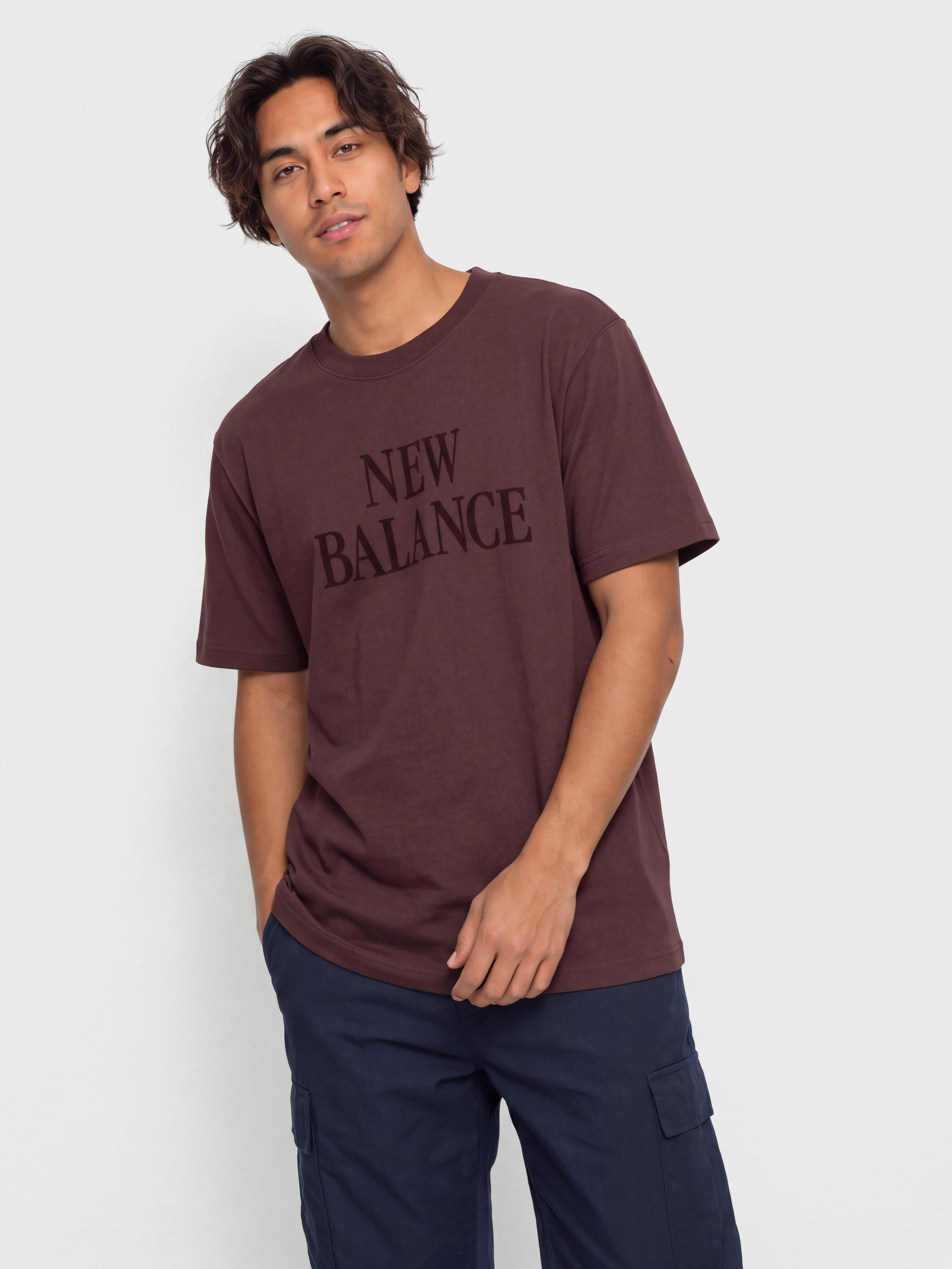 Tricou New Balance Athletics Flocked Logo (cherry leather)