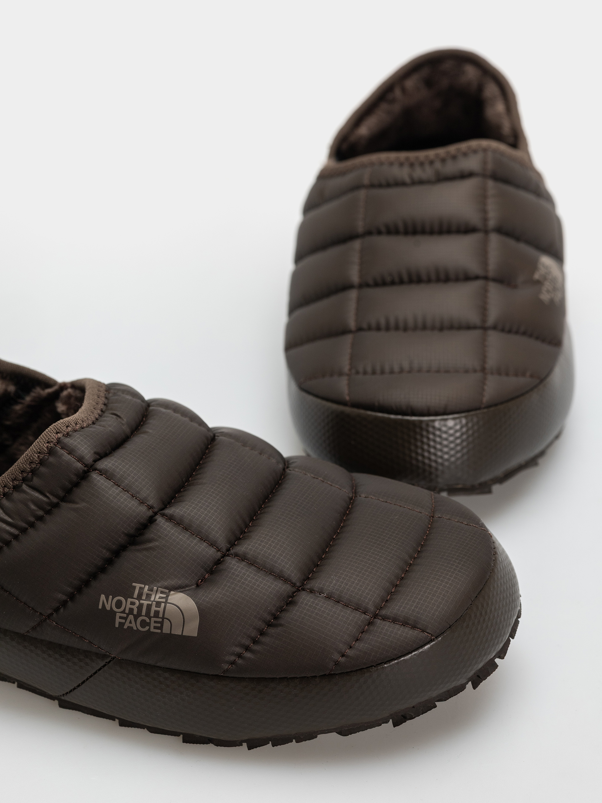 Pantofi The North Face Thermoball Traction Mule V Wmn (dark chestnut/dark chestnut)