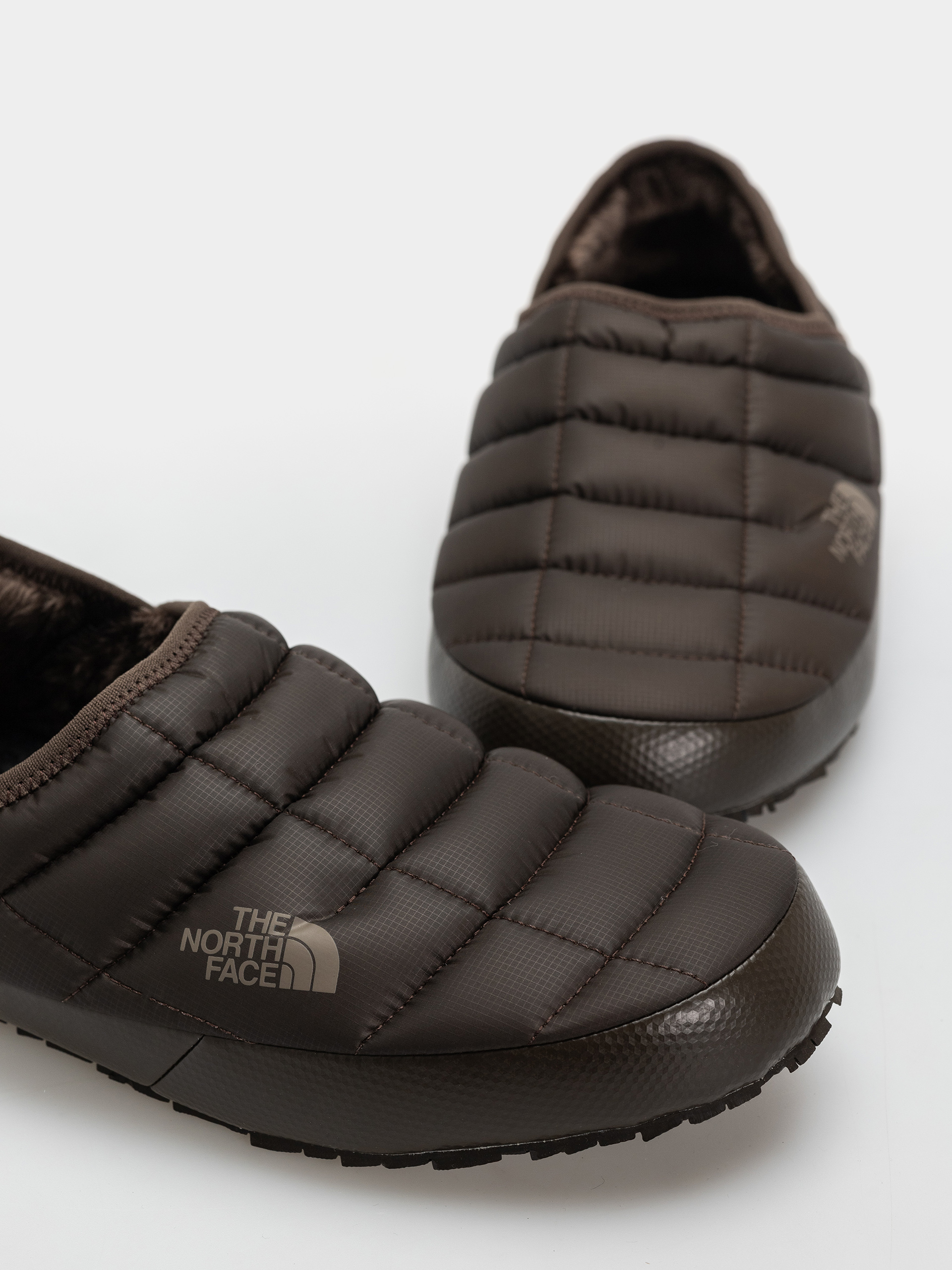 Pantofi The North Face Thermoball Traction Mule V (dark chestnut/tnf black)