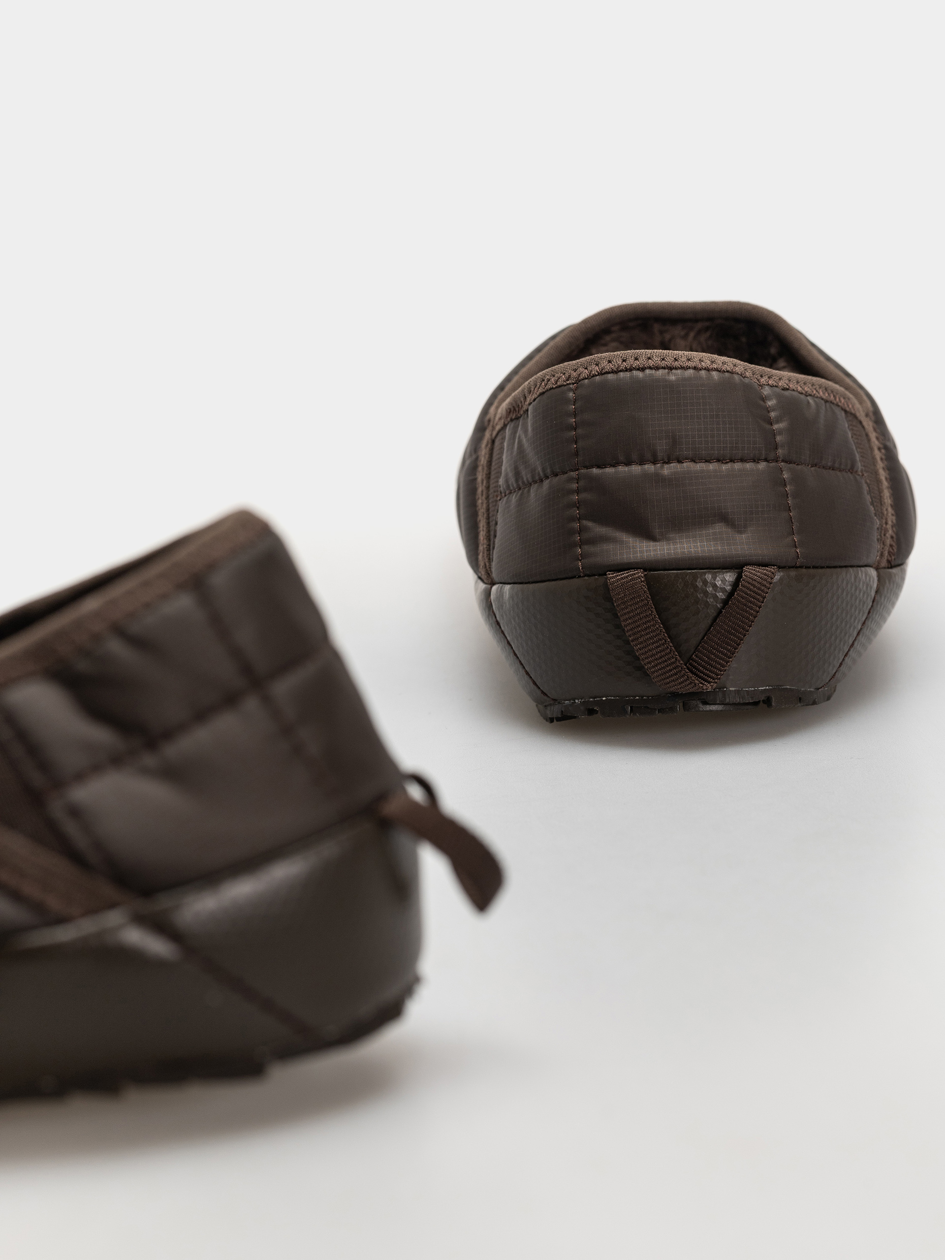Pantofi The North Face Thermoball Traction Mule V (dark chestnut/tnf black)