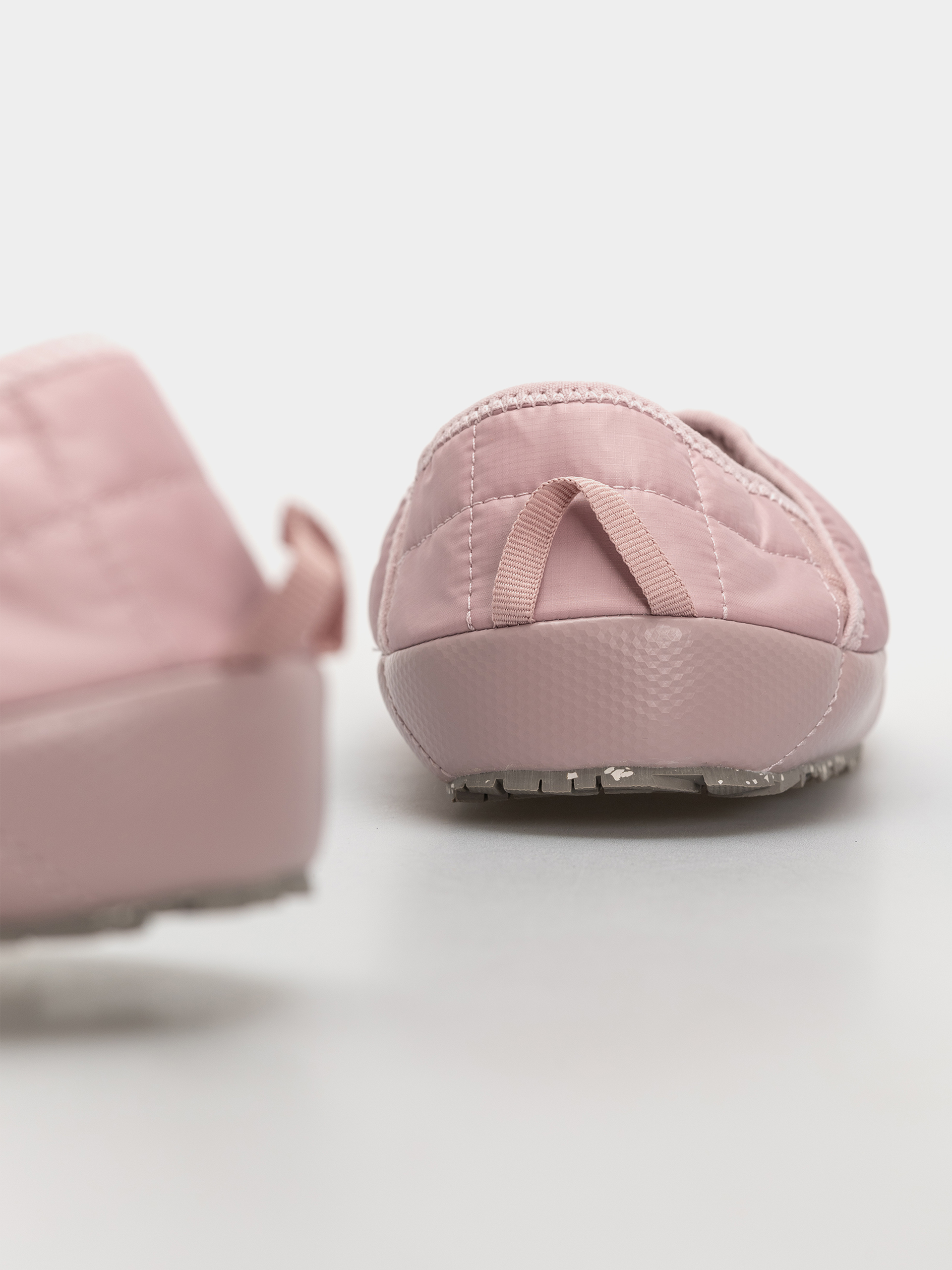 Pantofi The North Face Thermoball Traction Mule V Wmn (metal pink/stone slab)
