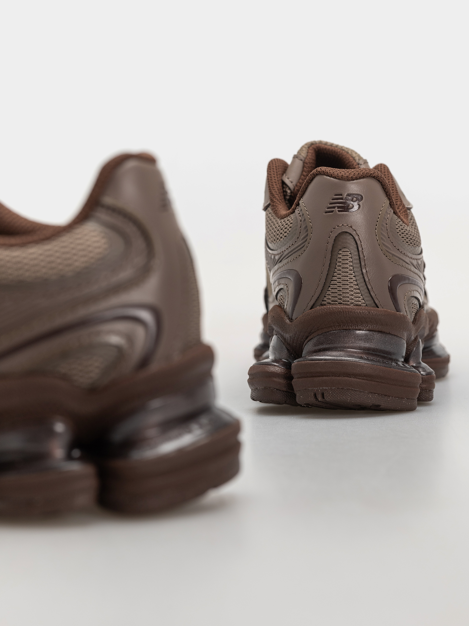 Pantofi New Balance 2000 (thunder brown/pumpernickel)