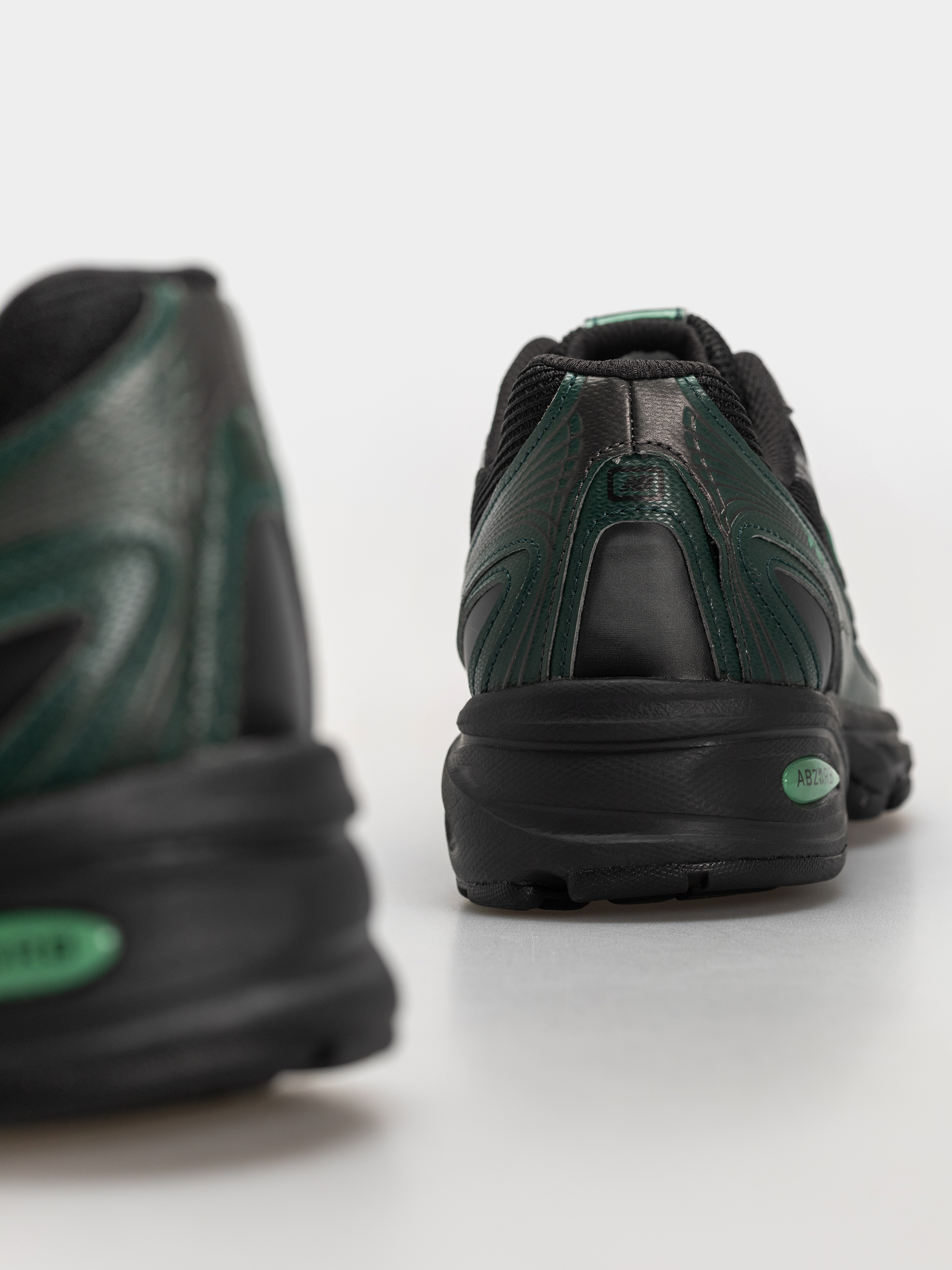 Pantofi New Balance 740 (black/nordic green)
