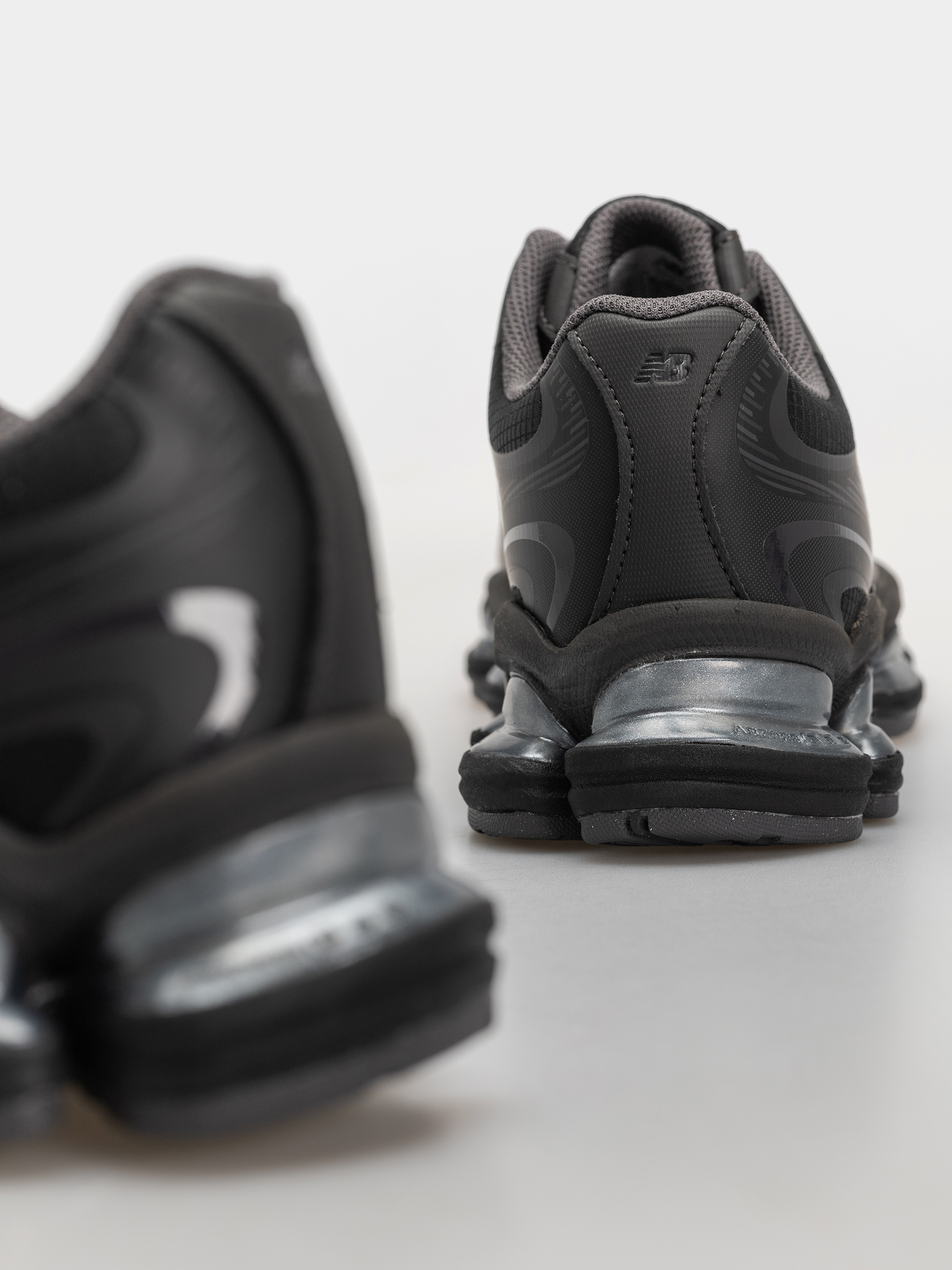 Pantofi New Balance 2000 (black/black cement/magnet)