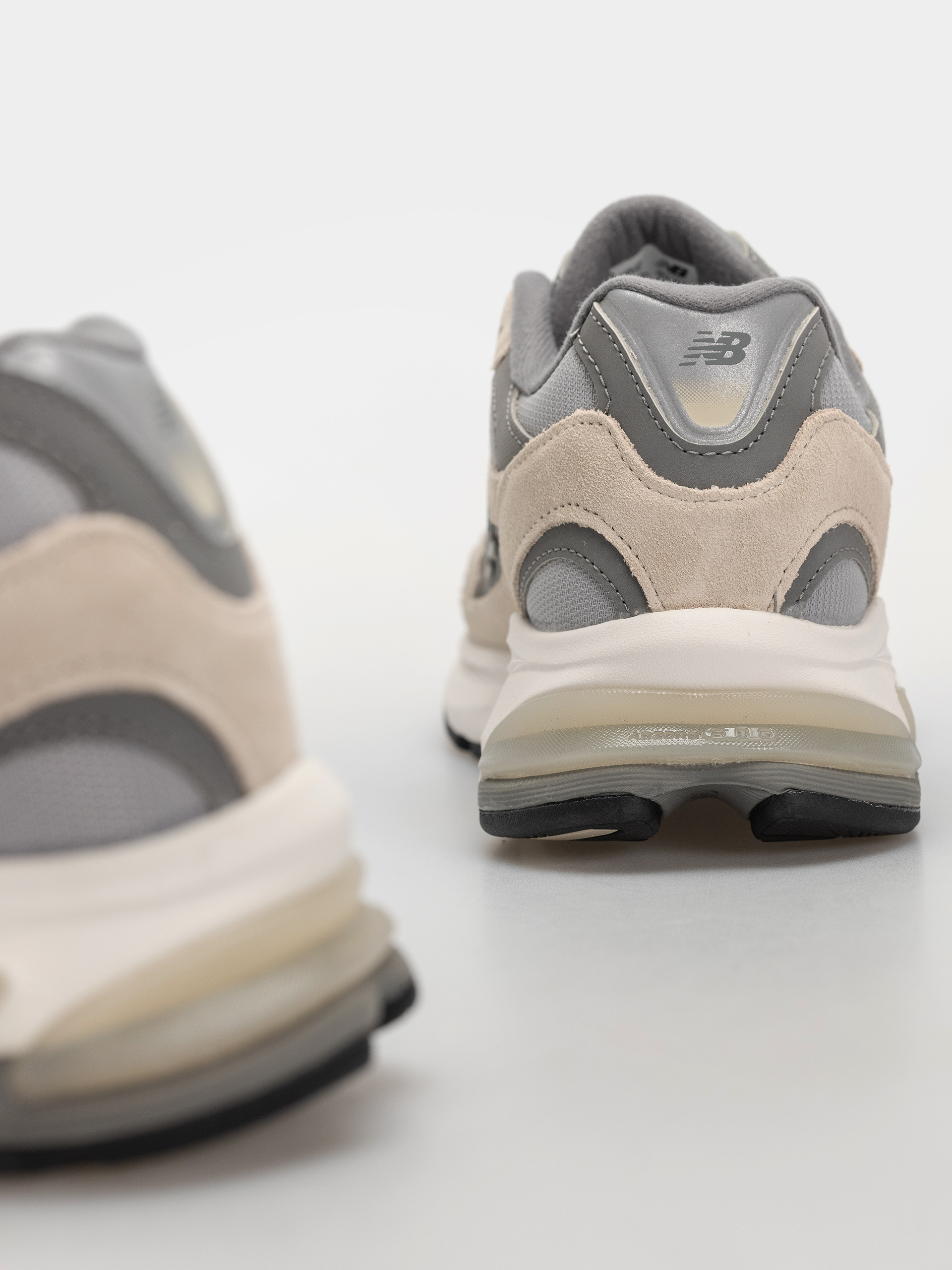 Pantofi New Balance 2010 (timberwolf/harbor grey)