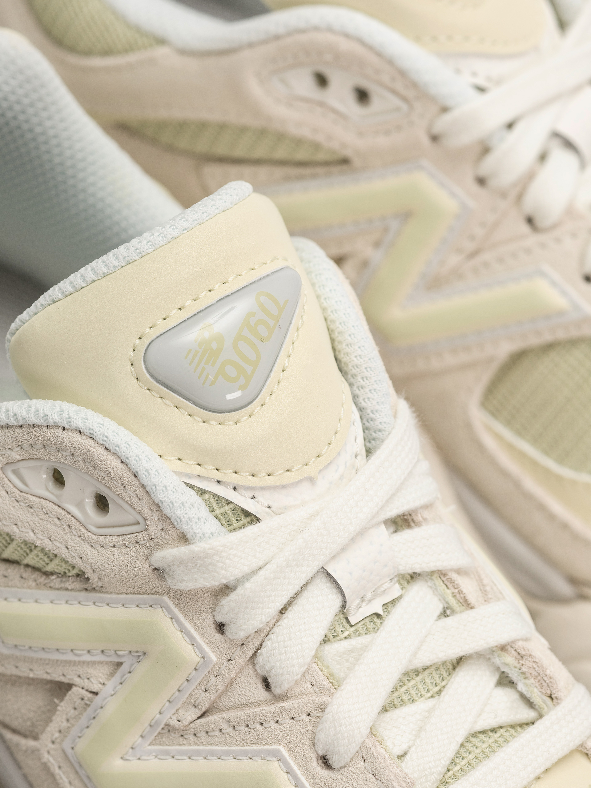 Pantofi New Balance 9060 (pistachio butter/angora)