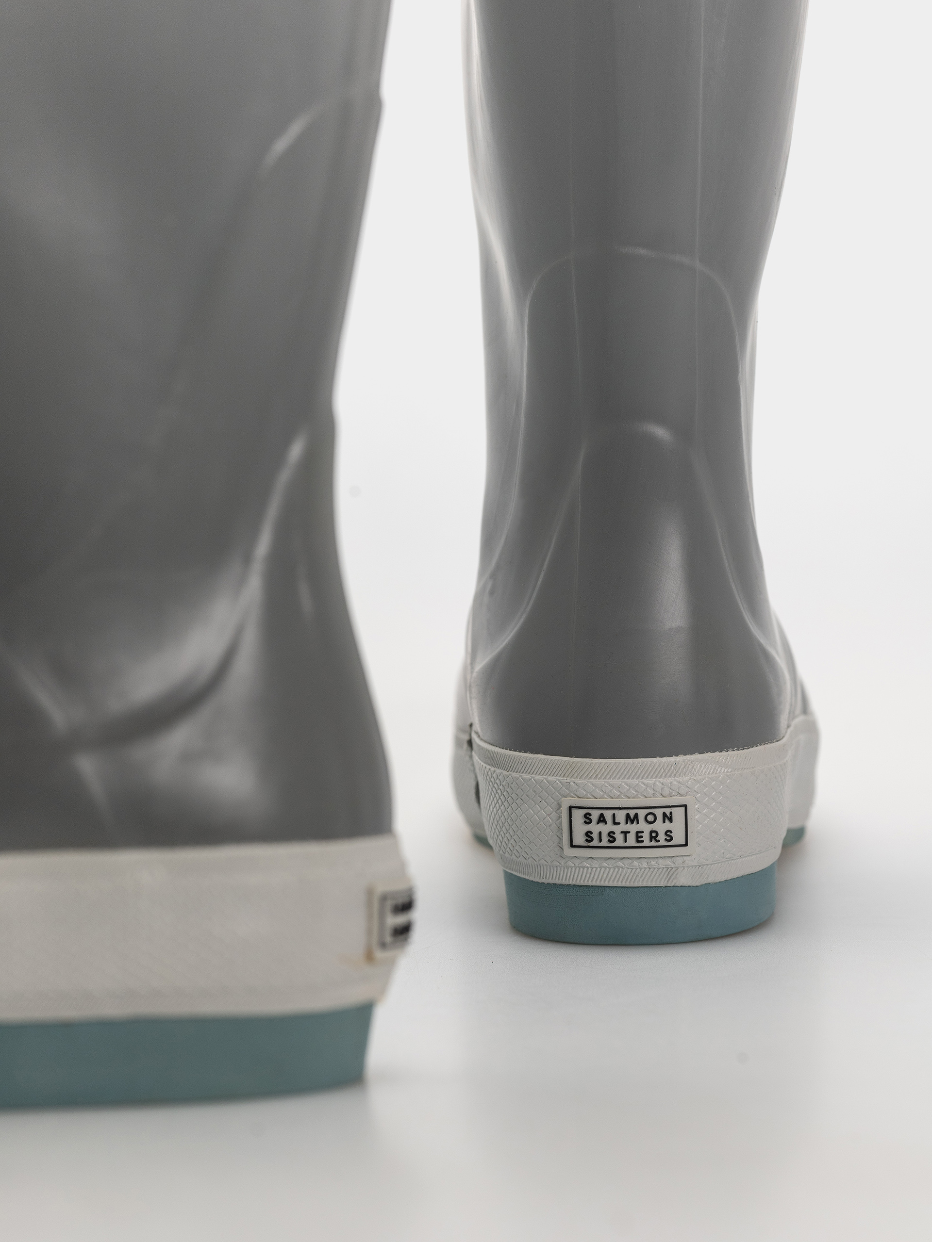 Pantofi Xtratuf Salmon Sisters 15 Legacy Boot Wmn (grey sand dollar)