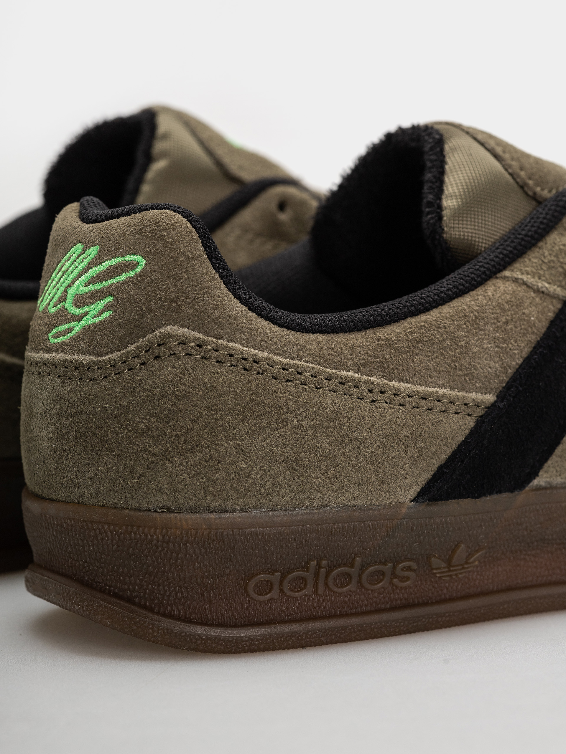 Pantofi adidas Aloha Super (olistr/cblack/gum5)