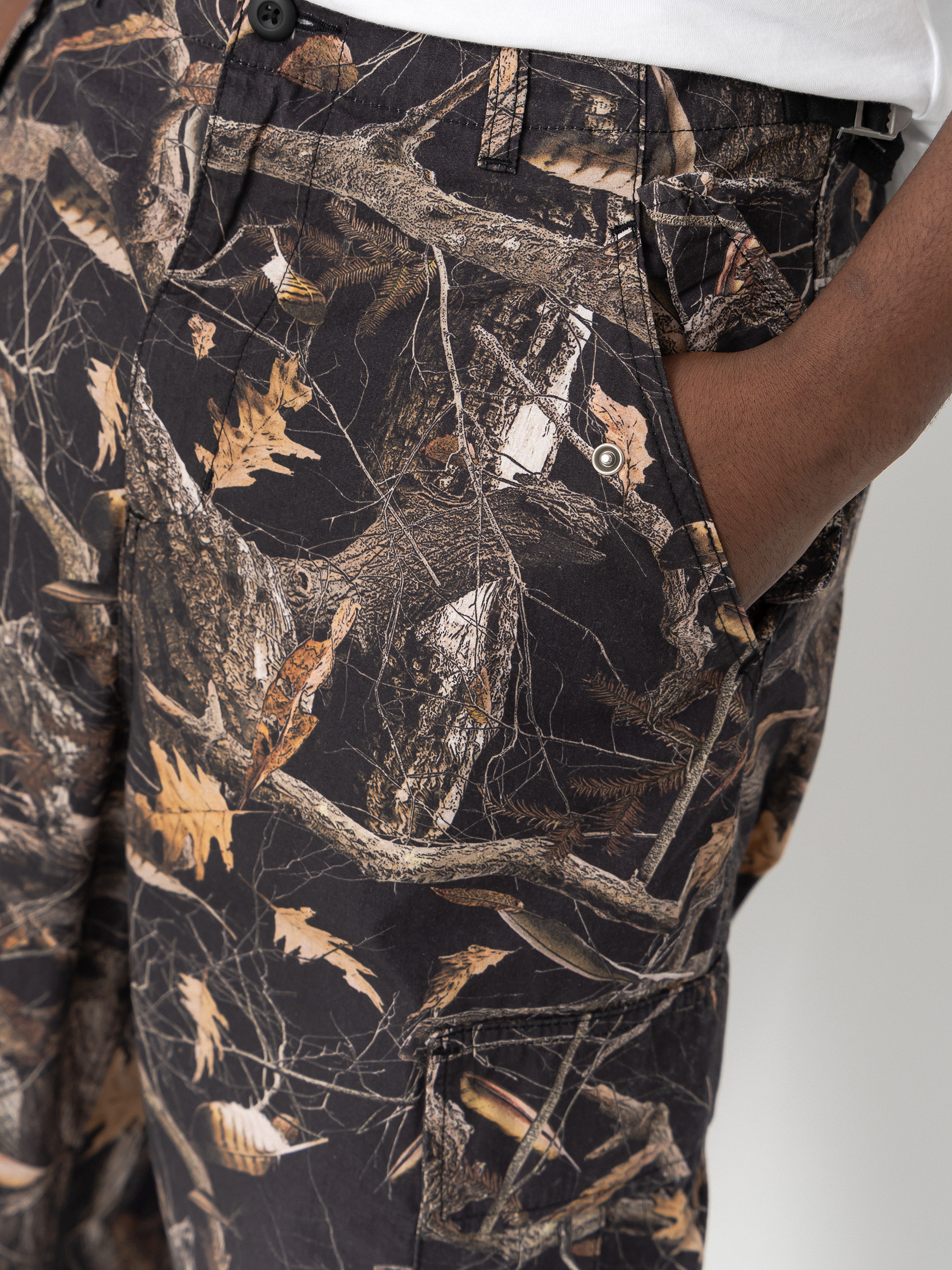 Pantaloni Carhartt WIP Osborn Cargo (camo feather tree black/rinsed)