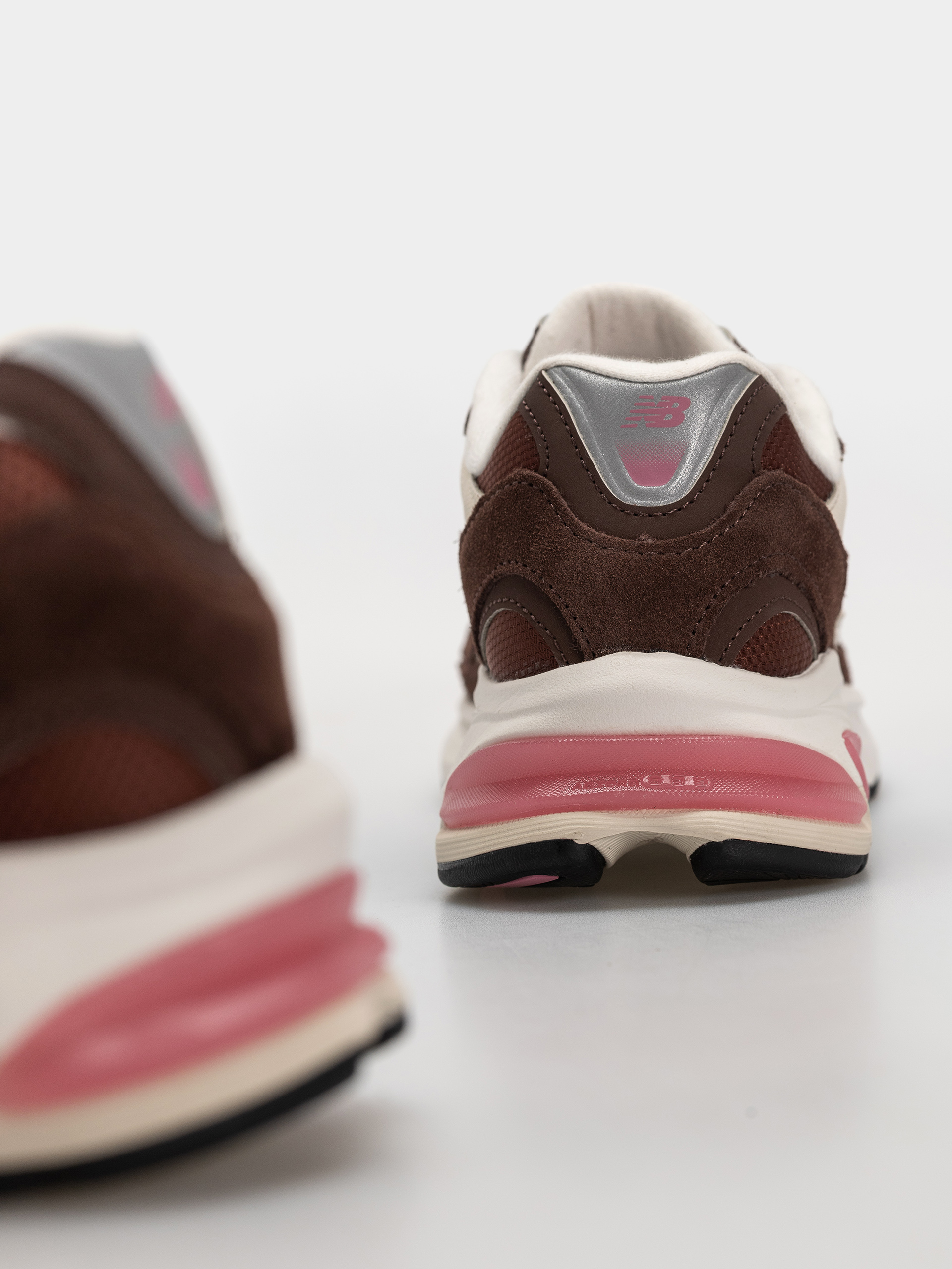 Pantofi New Balance 2010 (pumpernickel/pink eraser)